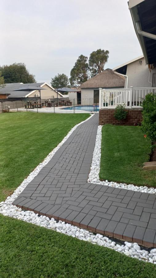 28 At Van Den Bos International Guesthouse Edenvale Exterior foto